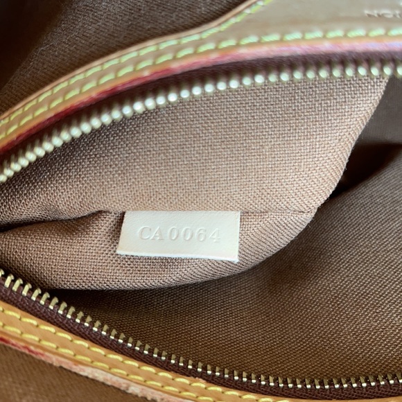 2004 Louis Vuitton Monogram Canvas Abbesses Messenger Bag in Great Condition. - Picture 12 of 13
